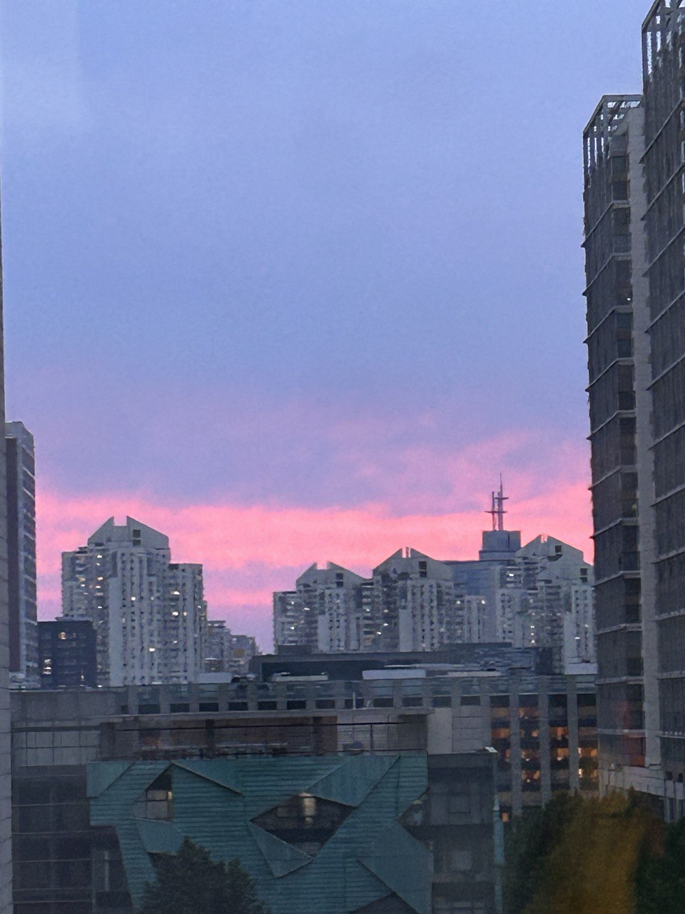 搬家前住的房间望出去的夕阳